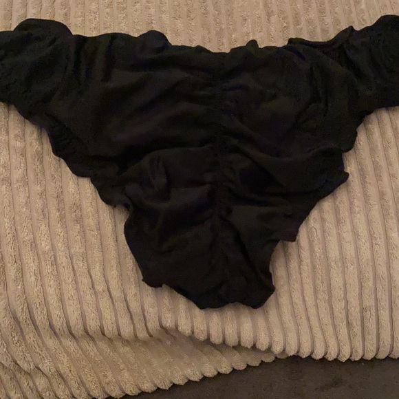 Strapless Bikini top and black bottoms - Picture 4 of 4